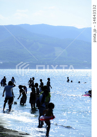 海水浴客のシルエット 14643532