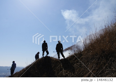 南阿蘇村の原野で野焼きの炎を見守る村人　 14646132