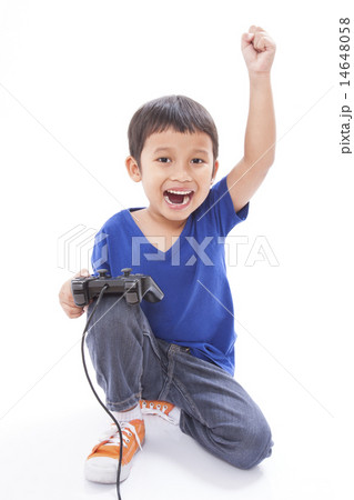 Boy playing video game  14648058