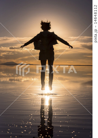 ミラーレイクのウユニ塩湖夕景の中の女性 ミラーレイクのウユニ塩湖夕景の中の女性 14648112