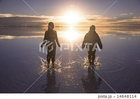 ミラーレイクのウユニ塩湖夕景の中の女性 ミラーレイクのウユニ塩湖夕景の中の女性 14648114
