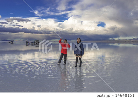 ミラーレイクのウユニ塩湖の中の女性 14648151