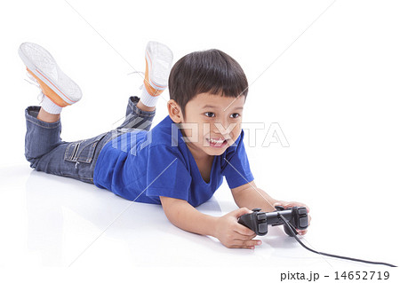 Boy playing video game  14652719
