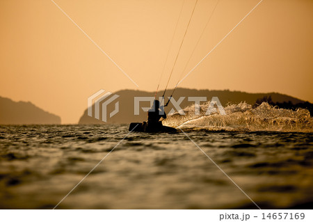 Kitesurfing 14657169