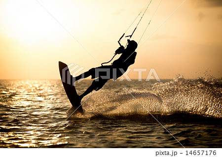 Kitesurfing 14657176