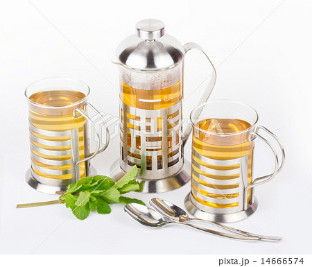 Teapot and cups with mint 14666574