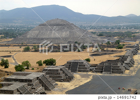 メキシコ　テオティワカン遺跡　太陽のピラミッド 14691742