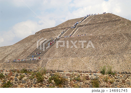 メキシコ　テオティワカン遺跡　太陽のピラミッド 14691745