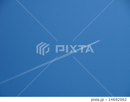 青空に飛行機雲のペイント 14692062