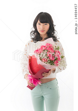 カーンーションの花束を持つ女性 カーンーションの花束を持つ女性 14694457