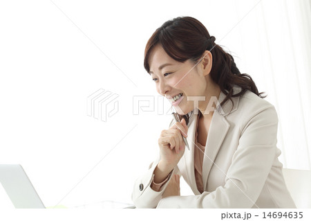 オフィスで仕事をするビジネスウーマン 14694635