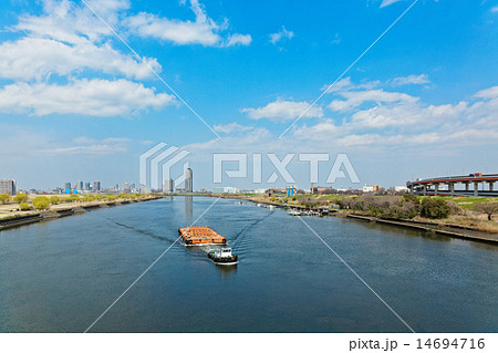 鹿浜橋より荒川の川原と川面に映える景観を臨む 14694716