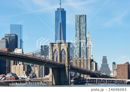 Brooklyn Bridge with lower Manhattan skyline 14696065