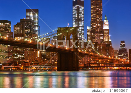 Brooklyn Bridge with Manhattan skyline at night 14696067
