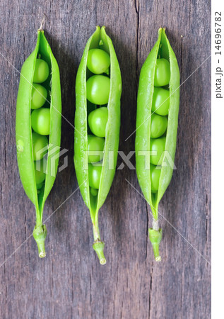 Green peas 14696782