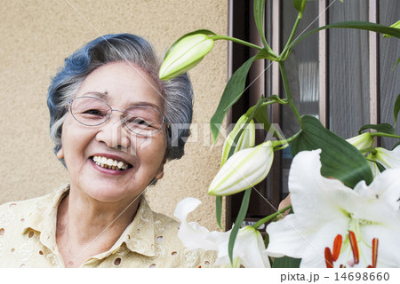 百合の花の開花に喜ぶシニア女性 14698660