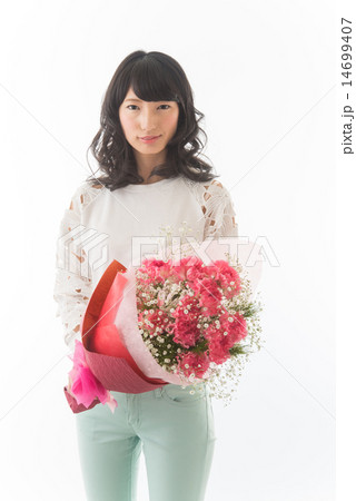花束を持つ女性 14699407