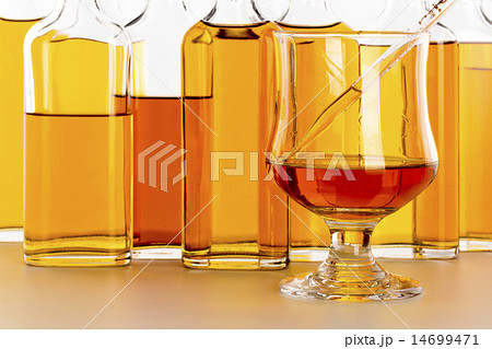 ウイスキーのブレンド作業 14699471