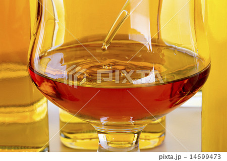 ウイスキーのブレンド作業 14699473