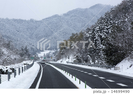 雪の高速道路 14699490