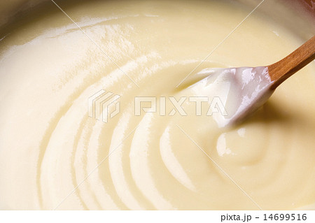 フォンデュ鍋に溶けるチーズ フォンデュ鍋に溶けるチーズ 14699516