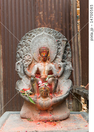 ネパール　カトマンドゥ　ヴィシュヌとガルーダ像 14700565