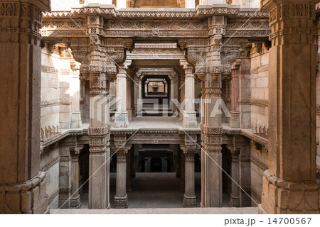 インド　アーメダバード　アダーラジの階段井戸 14700567