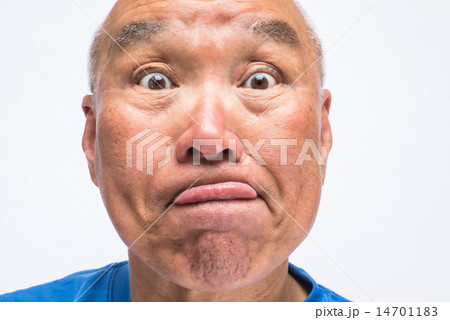シニアの舌なめずり顔のアップ 14701183