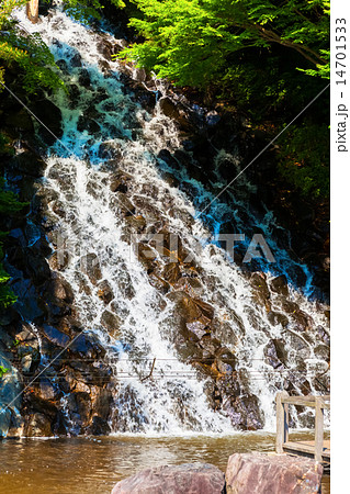 滝の流れ 14701533