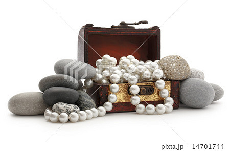 Wooden chest with white pearl necklace 14701744