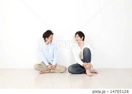 若い男性２人 14705128