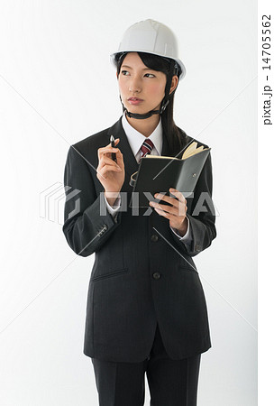 ヘルメットをかぶりメンズスーツを着た女性の写真素材 14705562 Pixta
