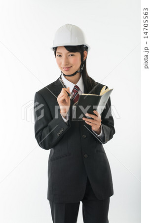 ヘルメットをかぶりメンズスーツを着た女性 ヘルメットをかぶりメンズスーツを着た女性 14705563