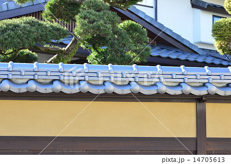 京都 土壁に瓦の写真素材