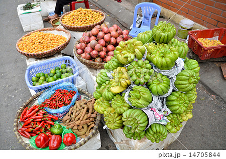 ベトナム　ホーチミン　路上の野菜売り 14705844