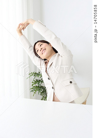 ストレッチをしているビジネスウーマン ストレッチをしているビジネスウーマン 14705858