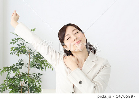 目を閉じてストレッチするビジネスウーマン 14705897