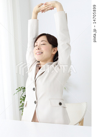 目を閉じてストレッチするビジネスウーマン 目を閉じてストレッチするビジネスウーマン 14705899