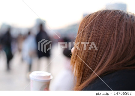 コーヒーを飲む女性 14706592