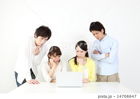 パソコンを見る若い人たち パソコンを見る若い人たち 14706647