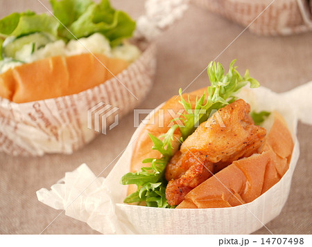 唐揚げ&ポテトサラダサンド(横位置ハイアングル) 唐揚げ&ポテトサラダサンド(横位置ハイアングル) 14707498