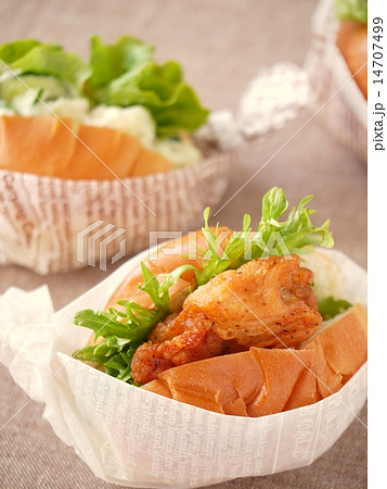 唐揚げ&ポテトサラダサンド(縦位置アップ) 唐揚げ&ポテトサラダサンド(縦位置アップ) 14707499