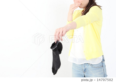 臭い靴下をつまむ女性 臭い靴下をつまむ女性 14707502
