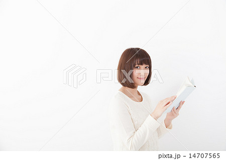 本を読む女性 14707565