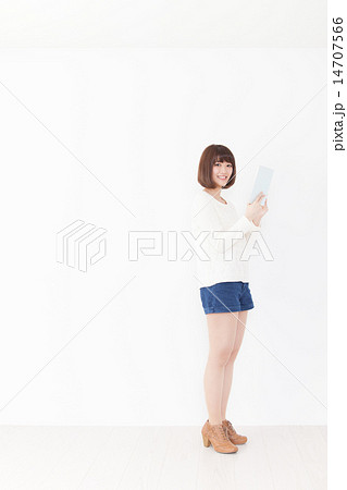 本を読む女性 14707566
