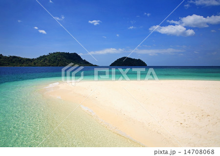 Summer beach against sumbeam near Lipe 14708068