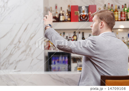 Man with a cocktail in the bar 14709108