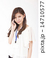 電話する若い女性 14710577