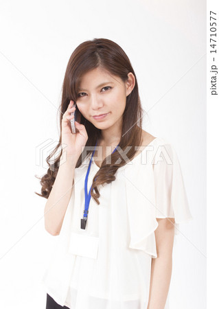 電話する若い女性 電話する若い女性 14710577