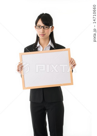 メッセージボードを持つビジネスウーマン 14710660